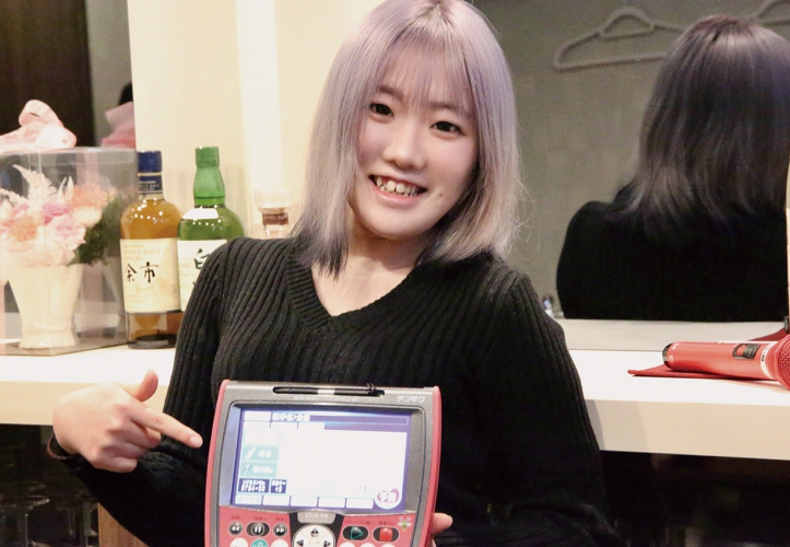 カラオケ大好き、愛らしい笑顔で人気のあやちゃん