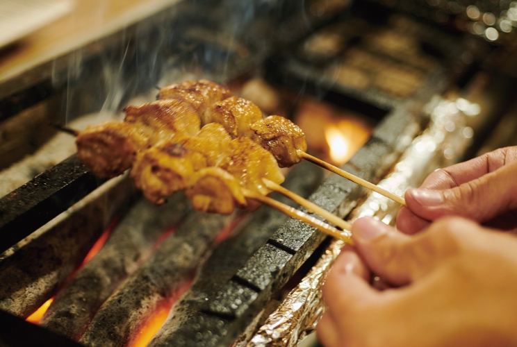 こだわりのおばんざいはどこか懐かしいおふくろの味。酒の肴と自慢の焼鳥を味わって