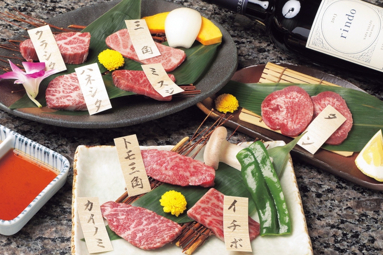 焼肉やステーキ、海鮮付プランなど幅広いコースを用意。写真は焼肉コース10,500円
