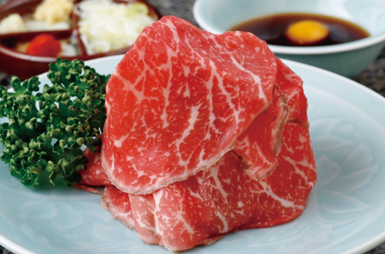 牛1頭あたり2キロほどしかとれない希少部位で、旨みの強さが特徴の「ミスジ」2,450円
