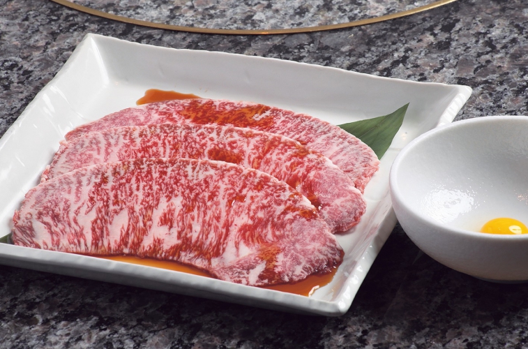 特製タレに浸された肉をサッと火を通して卵黄で味わう自慢の1品「焼きすき」
