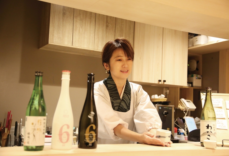オープンしたばかりですでに繁盛店、女将が優しく迎えてくれる