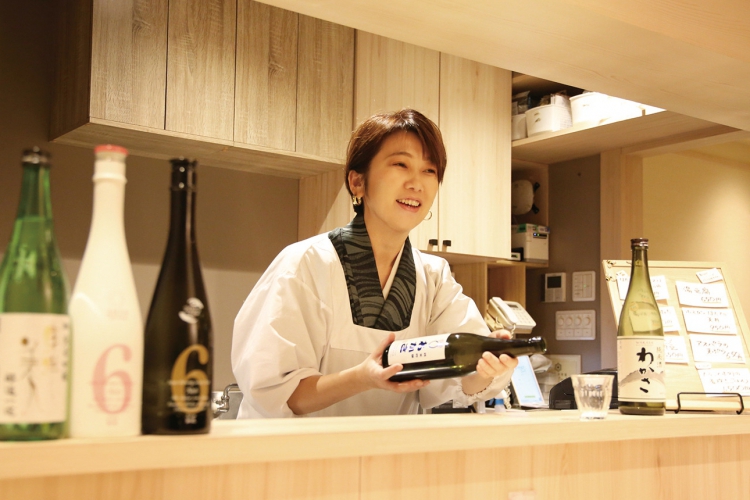 気さくな女将が笑顔で迎えてくれる繁盛店、会話が弾み、居心地のよさも抜群