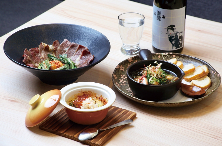 「蟹たっぷりグラタンいくらがけ」（手前）、「白老牛のニラ玉ユッケ」（左）は女将オススメの1品