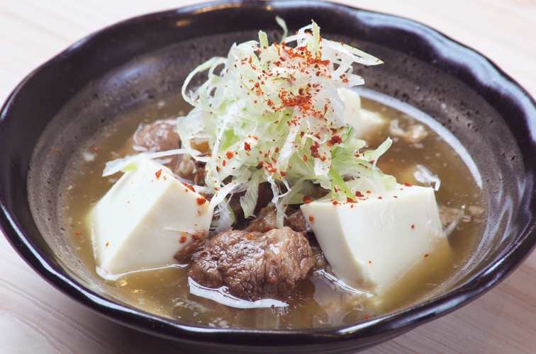 じっくり丁寧に煮込んだ看板メニューの「十勝豊西牛すじ塩こうじ煮込み」、ぜひ味わってみて