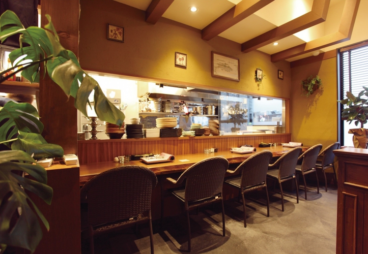 ゆったりとしたカウンター席ほか、テーブル席、個室など完備