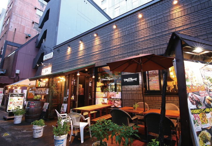 オシャレな1軒家、夏は開放感のあるテラス席で美味しいビールを