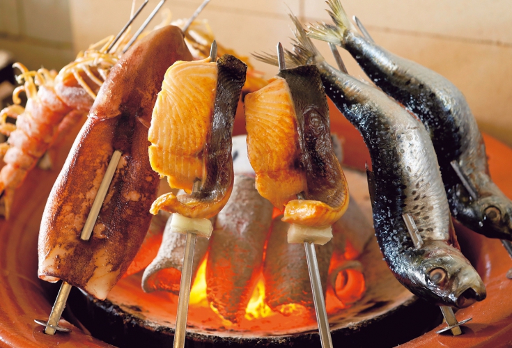 炭で香ばしく焼き上げる原始焼きは、小樽産サクラマスやニシン、真イワシ、真イカなどが味わえる