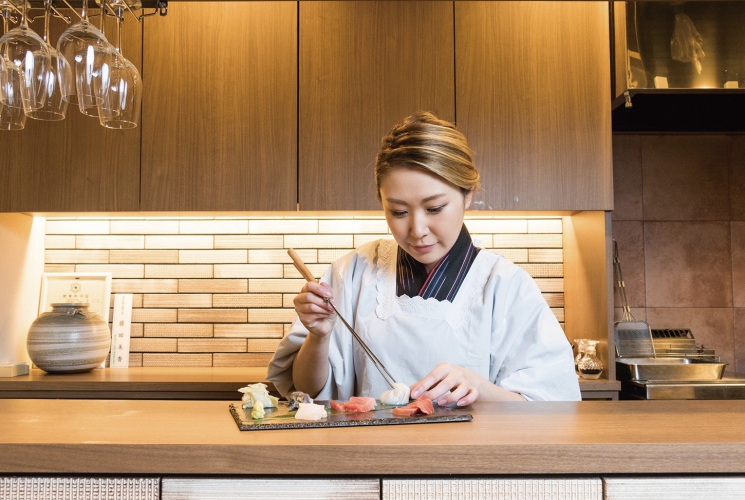 若くして店を営む美人の店主はラウンジで勤務しながら焼鳥屋で修行を積んだ異色の経歴