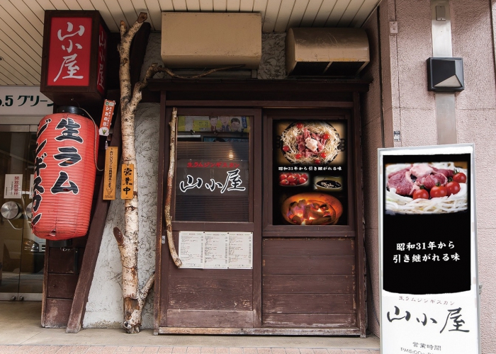 外観は山小屋風、店内はカウンター席のみ