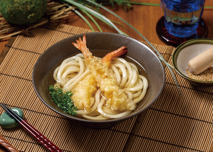 存在感を放つ大きなエビを使った海老天うどん1,090円 