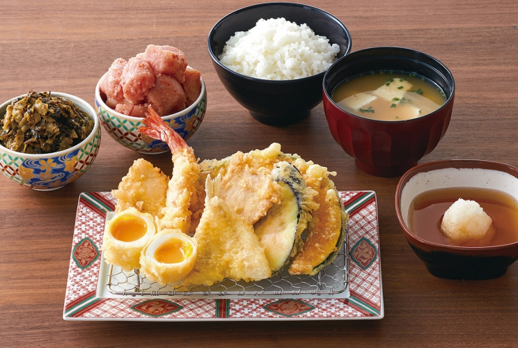 人気の「やまみ定食」はエビ、白身魚、鶏もも、豚ロース、半熟卵、野菜2種