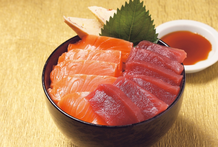 「マグロ・サーモン丼」2,200円などが人気
