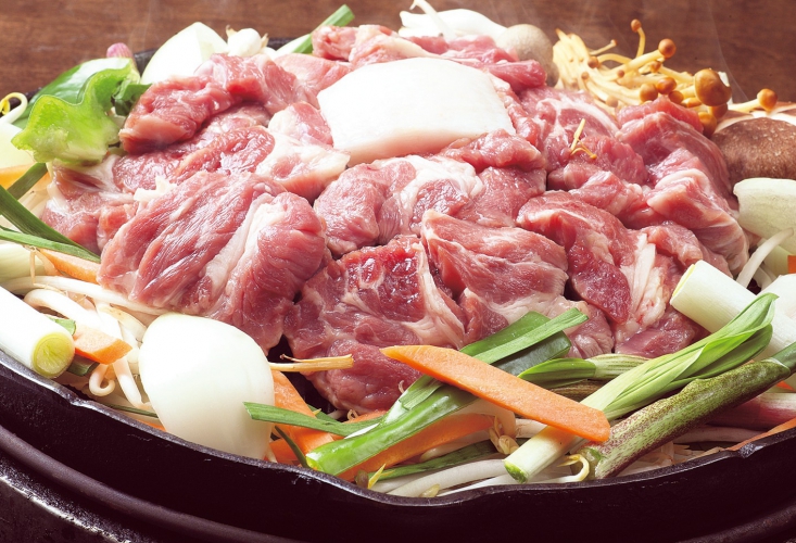 肉の旨さが存分に味わえるように厚めに1枚1枚丁寧に手切りする