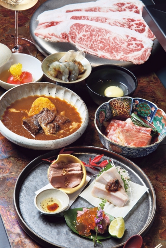 道産牛を中心にした食材、それらに合うワインはどれもこだわりがあり、器やグラスに至るまで貴重なものばかり