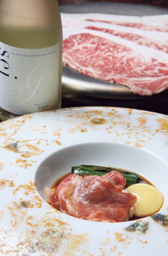 肉割烹コースのメイン料理として味わえる「おびら和牛サーロインすき焼き仕立て」