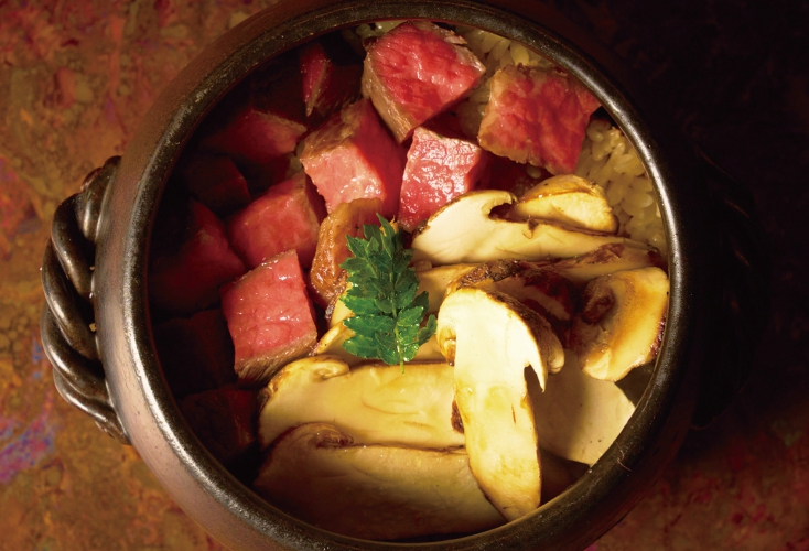 コースの食事「道産黒毛和牛と季節の土鍋御飯」、土鍋で炊いているためふっくらツヤツヤ